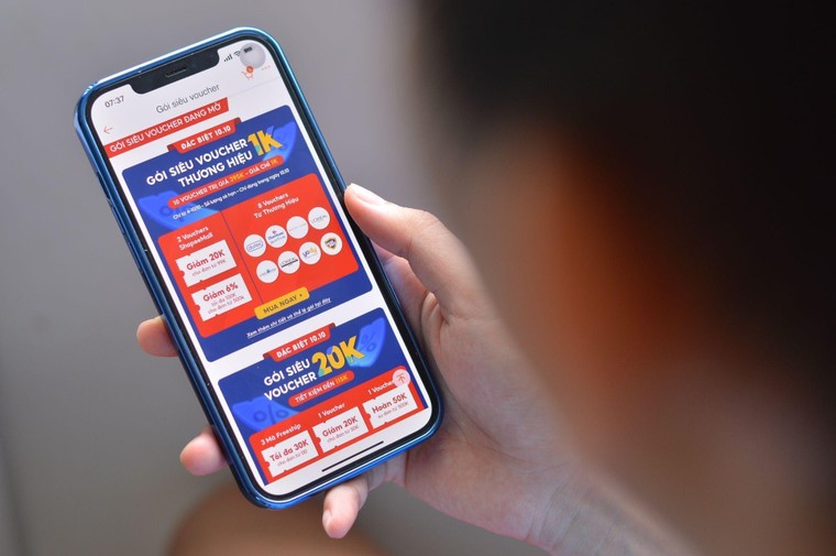 Người dùng háo hức với các ưu đãi giảm sâu đến 50% trong ngày sale số đôi 10.10 ảnh 1