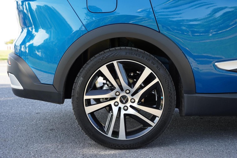 Ngắm chi tiết VinFast VFe34 vừa ra mắt ảnh 13