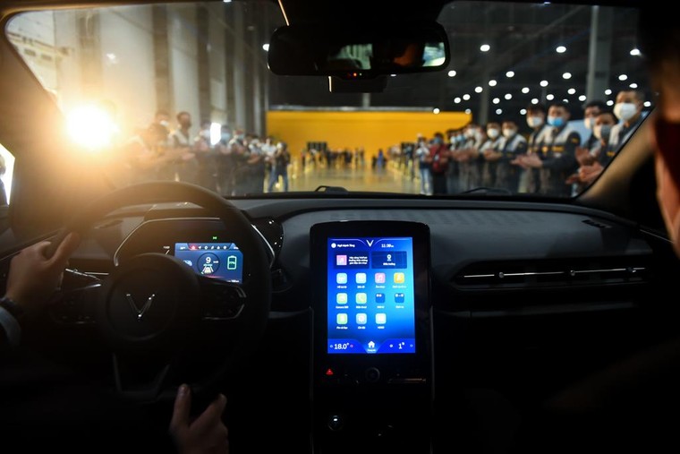 Vinfast bàn giao lô xe ô tô điện VF e34 đầu tiên cho khách hàng ảnh 2