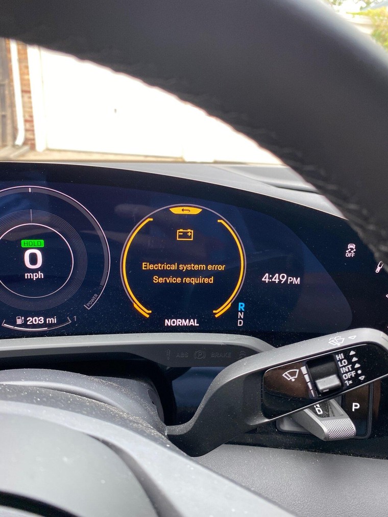  Những lỗi nguy hiểm thường gặp trên Porsche Taycan ảnh 1