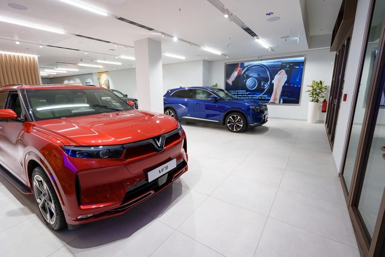 VinFast khai trương 2 cửa hàng đầu tiên tại Cologne và Paris ảnh 1