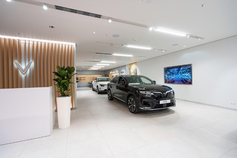 VinFast khai trương 2 cửa hàng đầu tiên tại Cologne và Paris ảnh 2