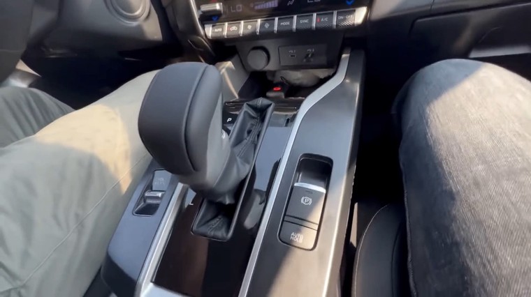 Lộ diện Mitsubishi Xforce phiên bản tay lái thuận ảnh 1