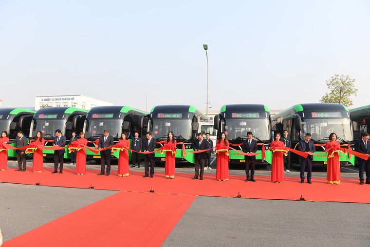 Cận cảnh mẫu xe buýt điện đô thị vừa ra mắt của VinFast ảnh 1
