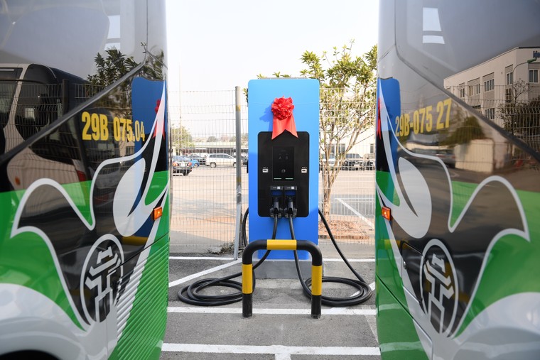 Cận cảnh mẫu xe buýt điện đô thị vừa ra mắt của VinFast ảnh 9