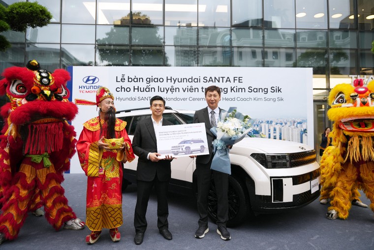 Hyundai Thành Công Việt Nam bàn giao xe Hyundai Santa Fe Calligraphy 2.5 turbo cho HLV Kim Sang-sik ảnh 1