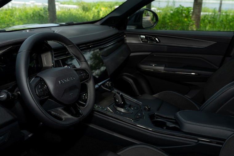 Lynk & Co 01 Hyper chính thức ra mắt tại Việt Nam, đồng loạt khai trương 09 showroom mới trên toàn quốc ảnh 4