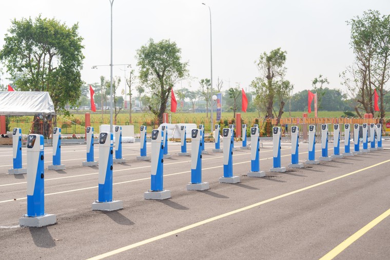 V-Green đưa vào vận hành trạm sạc xe điện lớn nhất cả nước tại trung tâm triển lãm Việt Nam ảnh 1