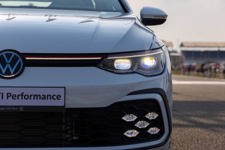 Huyền thoại VƯỢT thời gian - Volkswagen Golf chính thức ra mắt ảnh 2