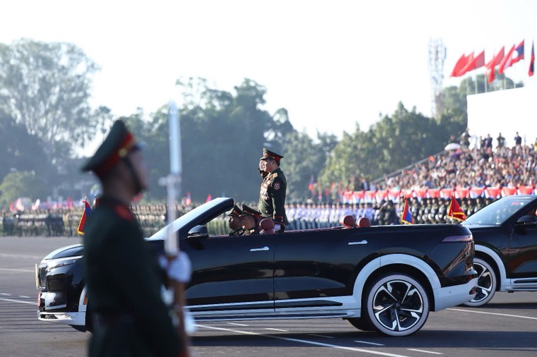 Kiều bào Việt tại Vientiane: Xúc động khi xe điện 'make in Vietnam' nổi bật tại lễ diễu binh, diễu hành mừng Quốc khánh Lào ảnh 1