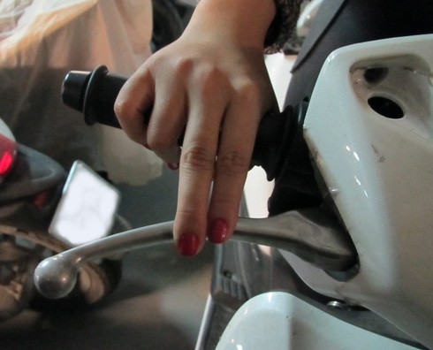 5 thói quen vừa làm hỏng xe, vừa gây nguy hiểm khi điều khiển xe tay ga ảnh 3