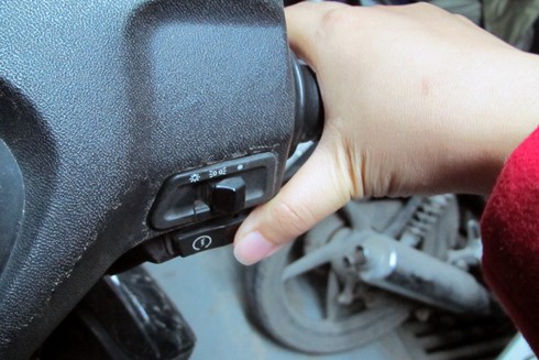 5 thói quen vừa làm hỏng xe, vừa gây nguy hiểm khi điều khiển xe tay ga ảnh 4