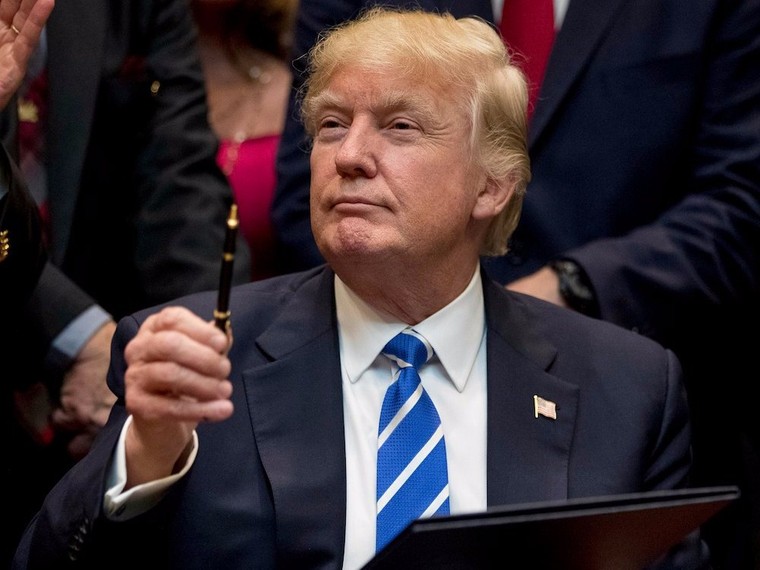Tổng thống Trump ký xác nhận lệnh trừng phạt Nga ảnh 1