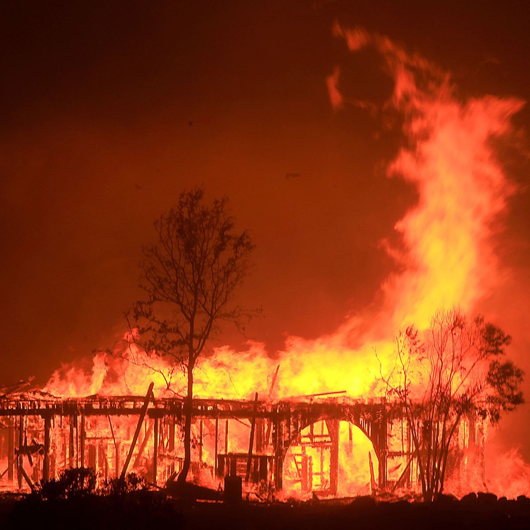 Toàn cảnh sự tàn phá nặng nề của vụ cháy rừng lịch sử tại Mỹ ảnh 8