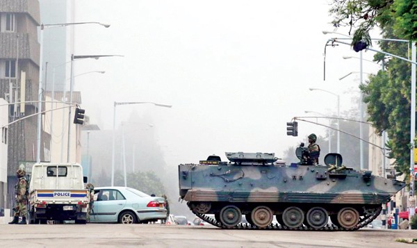 Zimbabwe: Quân đội nắm quyền kiểm soát, Tổng thống bị ‘quản thúc’ tại nhà riêng ảnh 1
