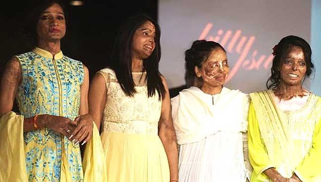 Ấn Độ: Nạn nhân của các vụ tấn công axit tự tin trên sàn catwalk ảnh 1