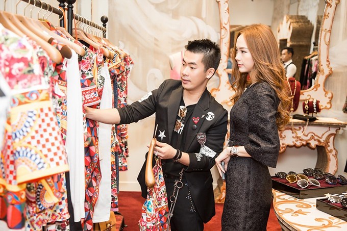 Travis Nguyễn là stylits gắn bó với Minh Hằng trong thời gian dài. Suốt 5 năm làm việc đây là lần đầu tiên cặp đôi khiến dư luận xôn xao vì mâu thuẫn nội bộ.