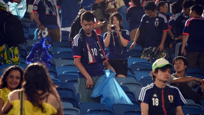 Khoảnh khắc đẹp: Người hâm mộ Nhật Bản ở lại nhặt rác trên khán đài ảnh 4