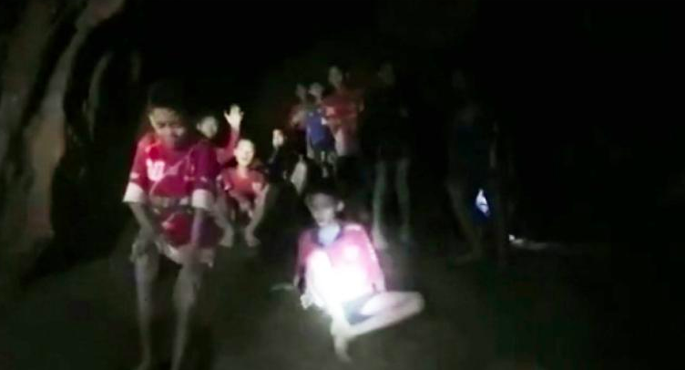 Vẫn còn khó khăn trong việc đưa 12 cầu thủ nhí và HLV Thái Lan ra khỏi hang động ảnh 3