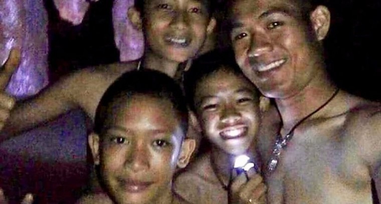 Vẫn còn khó khăn trong việc đưa 12 cầu thủ nhí và HLV Thái Lan ra khỏi hang động ảnh 4