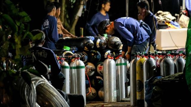 ‘Cầu thủ nhí có thể ra ngoài sớm nhất vào 9 giờ tối nay’ ảnh 1