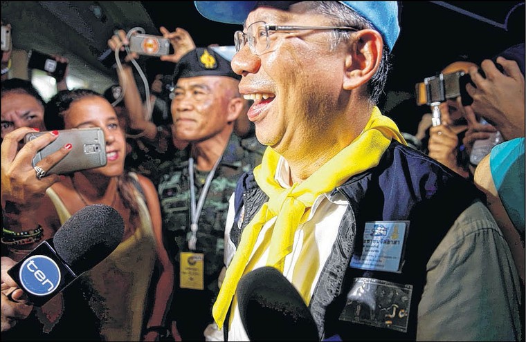 Người dân Thái Lan ăn mừng khi cuộc giải cứu thành công ảnh 1