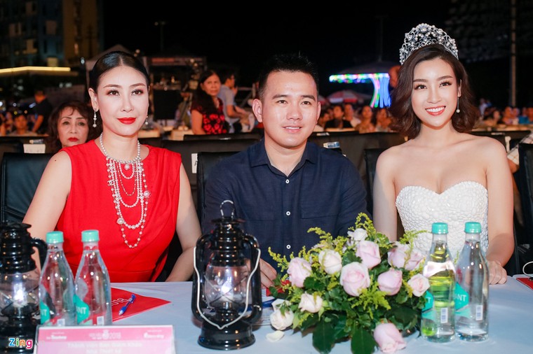 Me Huyen My xach do, ho tong con gai tren tham do Hoa hau Viet Nam hinh anh 6