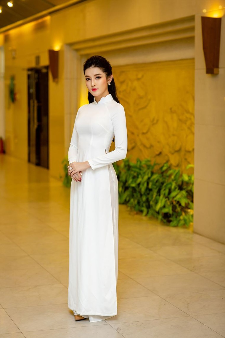 Á hậu Huyền My mặc áo dài trắng, 'kết đôi' cùng MC Lê Anh - ảnh 1