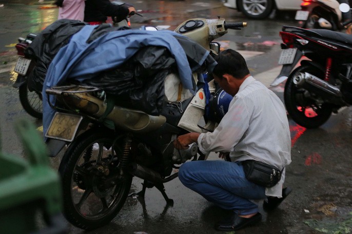 TP HCM: Mưa như trút nước, đường ngập sâu, xe chết máy la liệt - Ảnh 7.