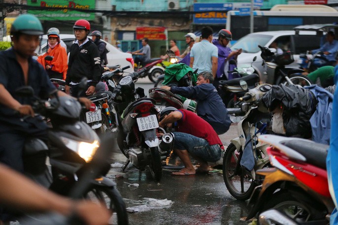 TP HCM: Mưa như trút nước, đường ngập sâu, xe chết máy la liệt - Ảnh 6.