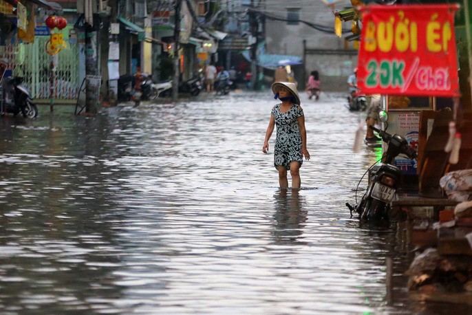 TP HCM: Mưa như trút nước, đường ngập sâu, xe chết máy la liệt - Ảnh 5.