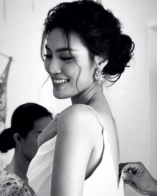 Bộ váy được thiết kế tinh giản hết sức nhưng cũng không kém phần tôn lên vẻ đẹp của Lan Khuê. 