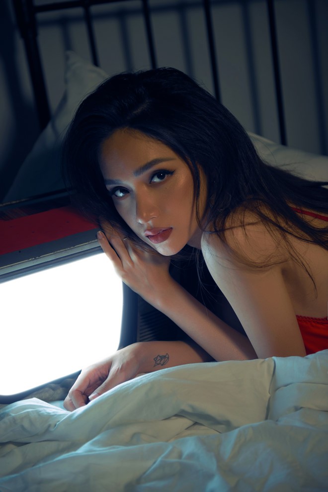 Hoa hau Huong Giang lan dau co ban hit sau 6 nam ca hat hinh anh 1