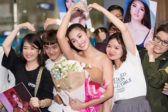 Hoa hậu Mỹ Linh, Á hậu Phương Nga đón Tiểu Vy trở về sau Miss World 2018