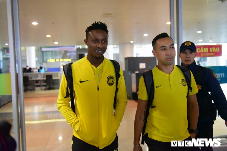 Anh: Cau thu Malaysia toi Viet Nam phong phanh ao coc hinh anh 2