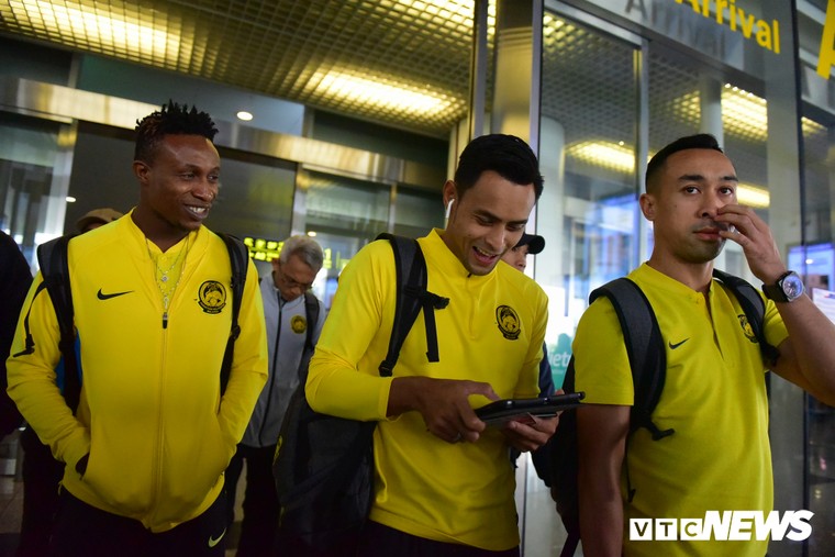 Anh: Cau thu Malaysia toi Viet Nam phong phanh ao coc hinh anh 4