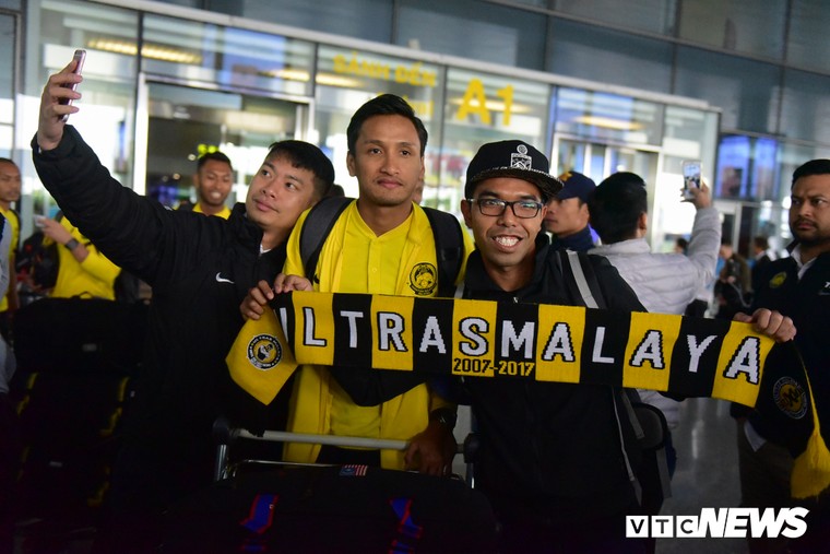 Anh: Cau thu Malaysia toi Viet Nam phong phanh ao coc hinh anh 7