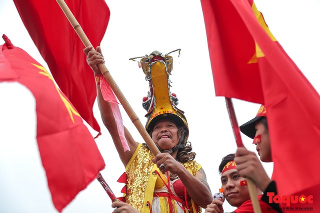 Muôn vàn trang phục độc, lạ của CĐV đến cổ vũ cho ĐT Việt Nam trong trận chung kết lượt về - Ảnh 9.