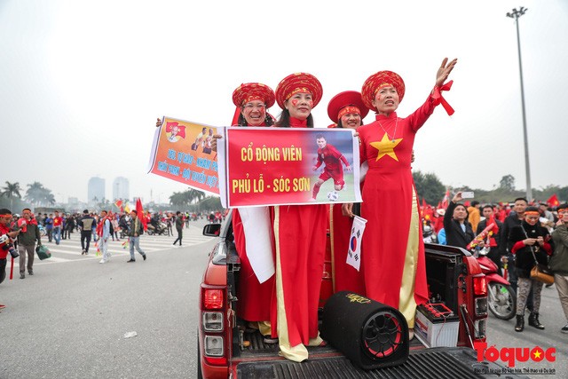 Muôn vàn trang phục độc, lạ của CĐV đến cổ vũ cho ĐT Việt Nam trong trận chung kết lượt về - Ảnh 13.