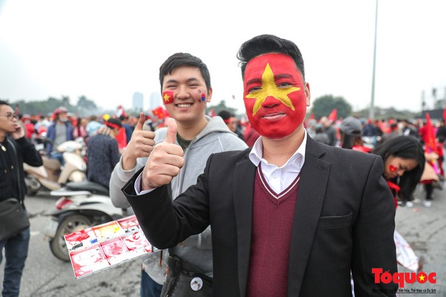 Muôn vàn trang phục độc, lạ của CĐV đến cổ vũ cho ĐT Việt Nam trong trận chung kết lượt về - Ảnh 4.