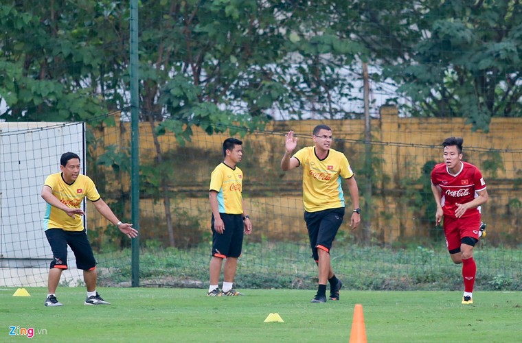 Quang Hai vang mat trong buoi tap tuyen Viet Nam don HLV the luc moi hinh anh 2