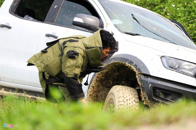 Khau sung cua nhom co thu trong oto suot nhieu gio da len dan hinh anh 4