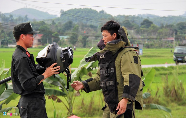 Khau sung cua nhom co thu trong oto suot nhieu gio da len dan hinh anh 3