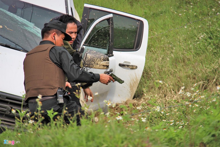 Khau sung cua nhom co thu trong oto suot nhieu gio da len dan hinh anh 5