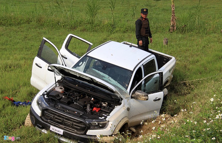 Khau sung cua nhom co thu trong oto suot nhieu gio da len dan hinh anh 10