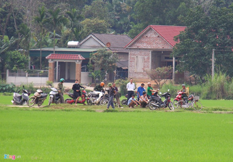 Khau sung cua nhom co thu trong oto suot nhieu gio da len dan hinh anh 13