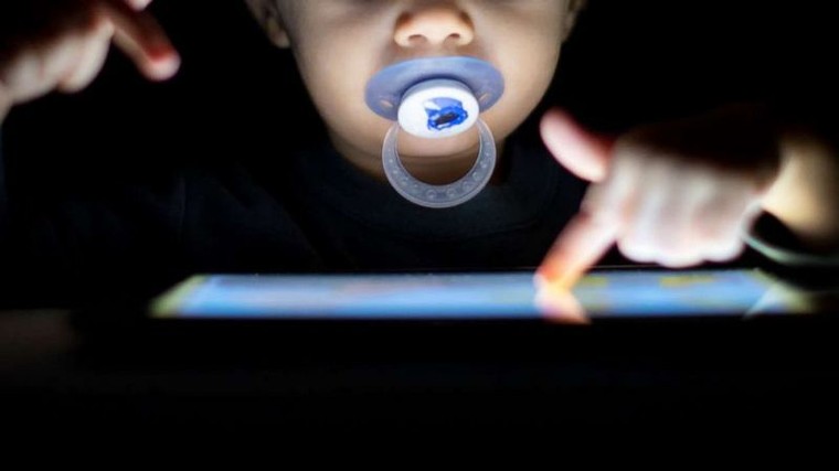 WHO cảnh báo trẻ dưới 1 tuổi tuyệt đối không tiếp xúc thiết bị điện tử