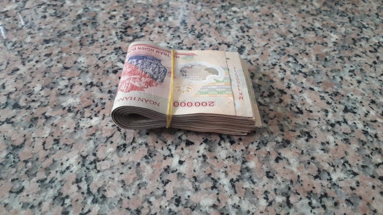 Nhat duoc 10 trieu dong, be gai 13 tuoi den tru so cong an trinh bao hinh anh 1