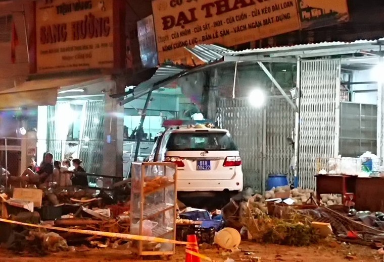 Đình chỉ cán bộ CSGT lái xe biển xanh tông chết người