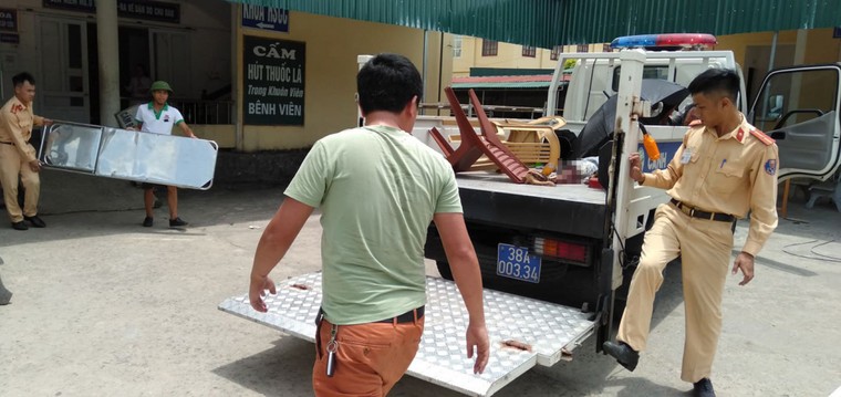 Co tinh bang qua duong sat, xe tai bi tau hoa tong bien dang hinh anh 2